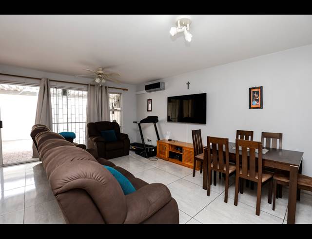 3 BEDROOM TOWNHOUSE FOR SALE IN GLENWOOD